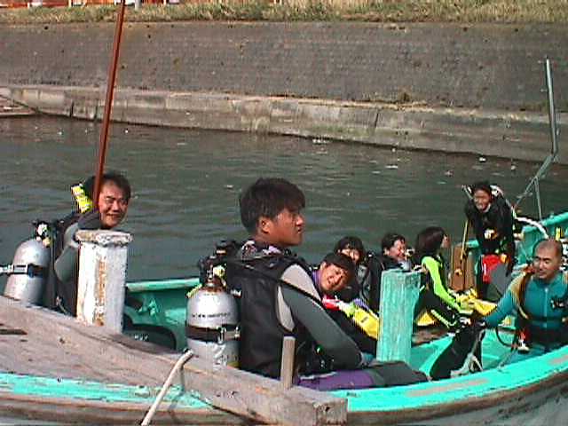 �`����{�[�g�ŏo�q