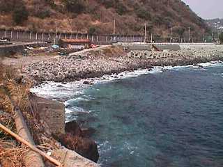 �U���̊C�̏�� �P���̔g���˂�œ����x������